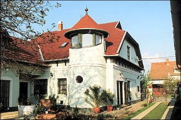 Hungary Privát Gyula, Exterior